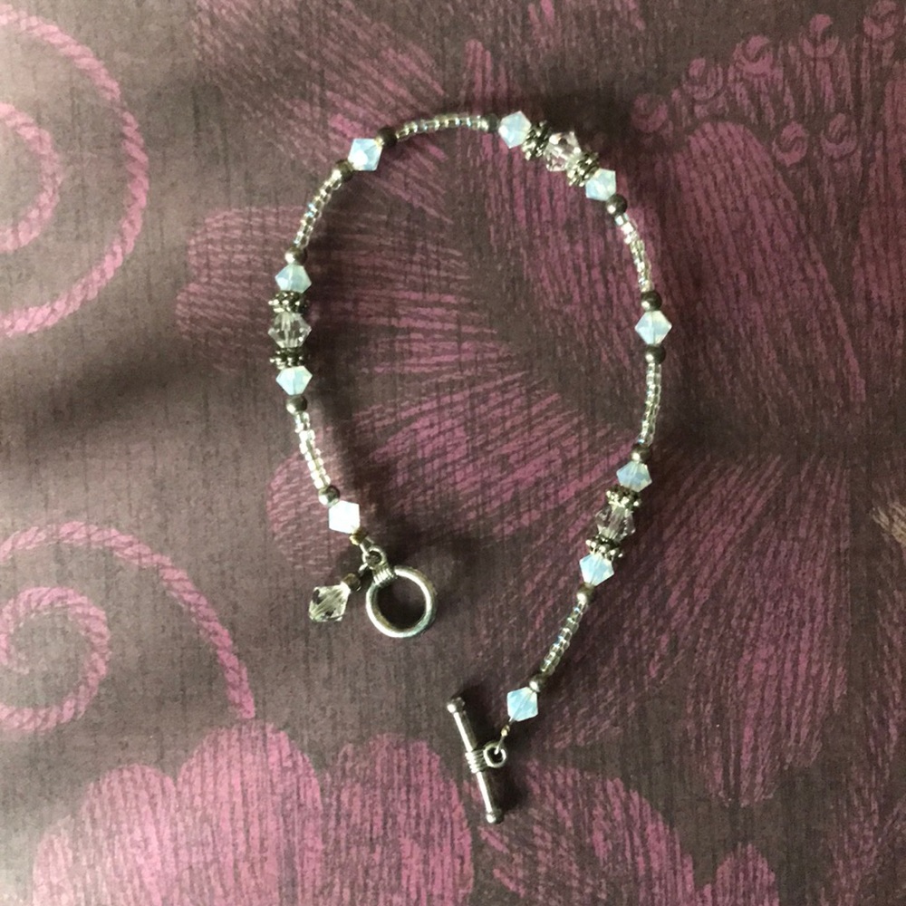 ⭐️3/$15 Iridescent white bracelet.